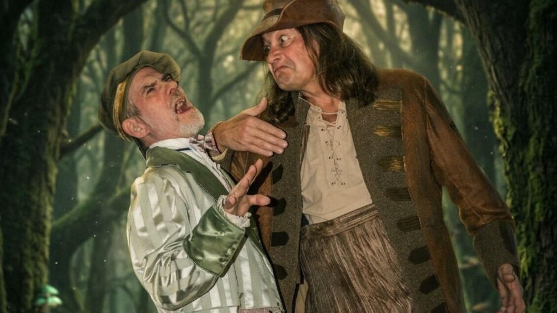 Zwei Schauspieler streiten sich im Wald in einer Szene aus „Der Hochzeitstag“. | © Theater Absolut-Mario Maindl