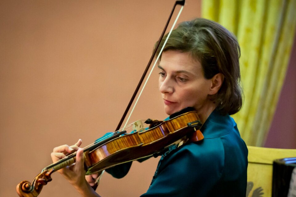 Geigerin spielt beim Forellenquintett während eines Serenadenkonzerts auf Burg Rabenstein. | © Rene Vidalli
