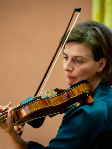 Geigerin spielt beim Forellenquintett während eines Serenadenkonzerts auf Burg Rabenstein. | © Rene Vidalli