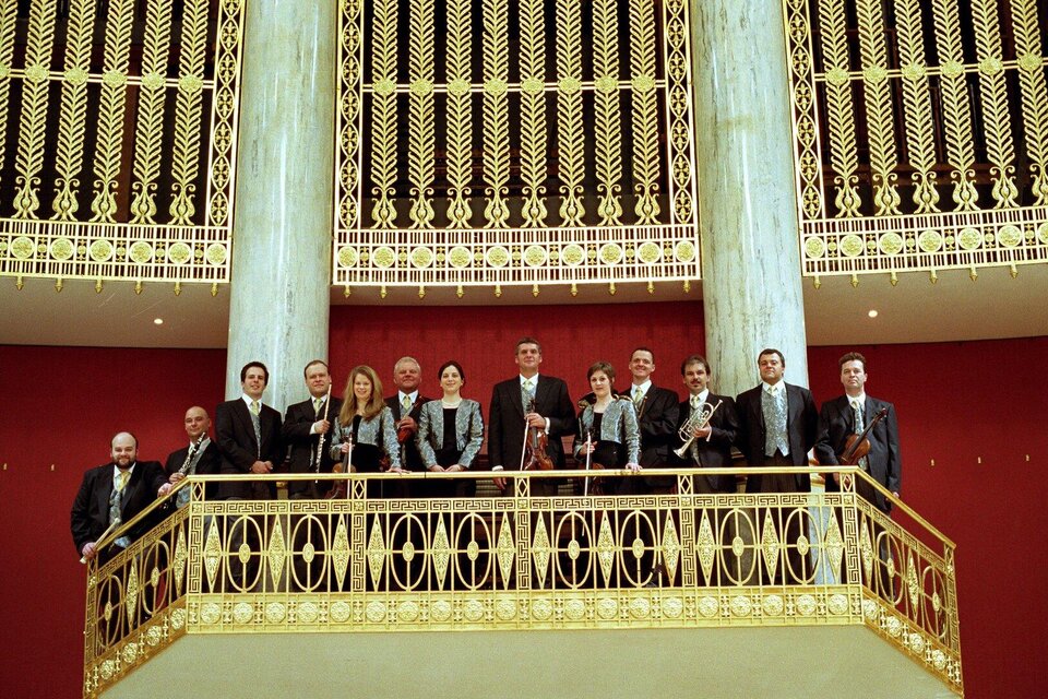 Ein Orchester spielt, während die Musiker ihre Violinen halten. Die Atmosphäre ist konzentriert und musikalisch. | © Martin Breinschmid