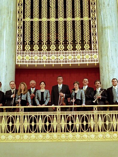 Ein Orchester spielt, während die Musiker ihre Violinen halten. Die Atmosphäre ist konzentriert und musikalisch. | © Martin Breinschmid