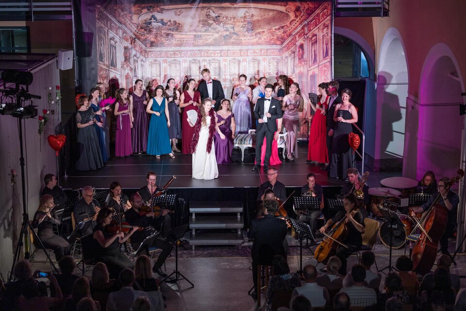 Alle Künstler auf der Bühne beim Serenadenkonzert im Brucker Rathausinnenhof | © Stadt Bruck_Meieregger