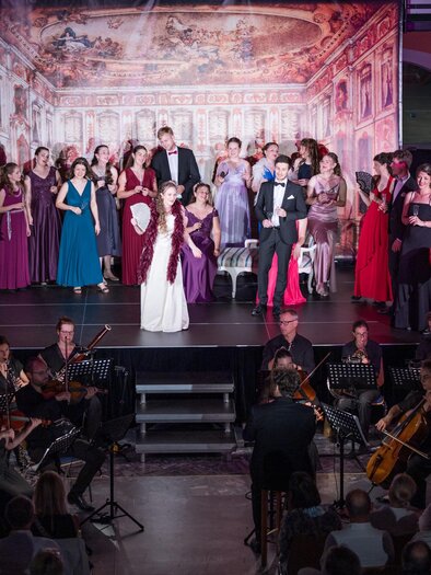 Alle Künstler auf der Bühne beim Serenadenkonzert im Brucker Rathausinnenhof | © Stadt Bruck_Meieregger