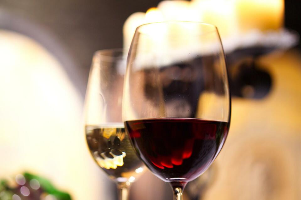 Ein gutes Glaserl Wein | © Thermen- & Vulkanland