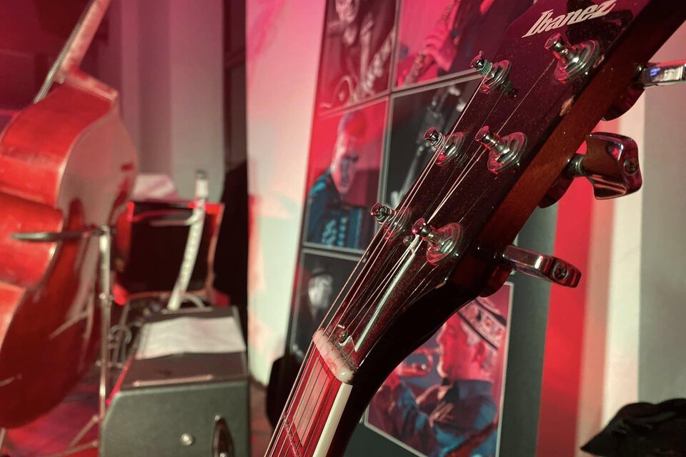 Gitarrenkopf und Kontrabass auf Bühne, rotes Licht, Konzert der Adana Klezmer Band im Schilcherhof Ligist. | © AdanaKleznerBand