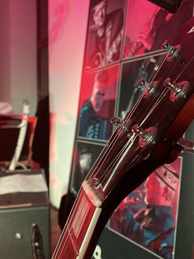 Gitarrenkopf und Kontrabass auf Bühne, rotes Licht, Konzert der Adana Klezmer Band im Schilcherhof Ligist. | © AdanaKleznerBand