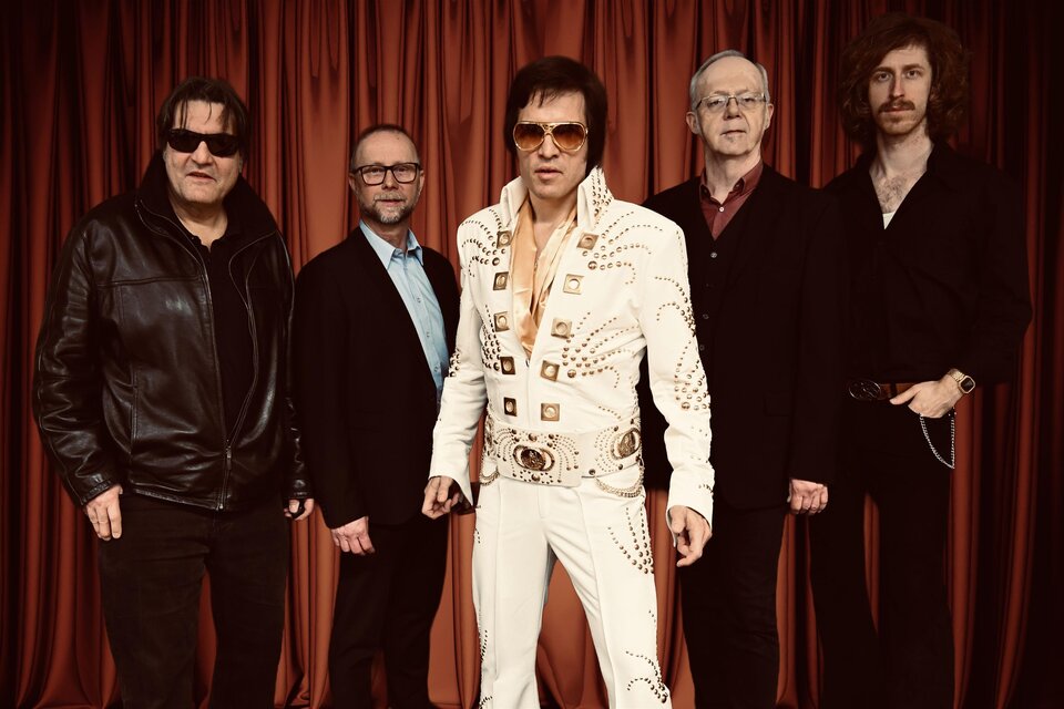 Band der Rolling Company mit Elvis-Performer vor rotem Bühnenvorhang beim Sommerfestival in Ligist. | © Alex Schwarz