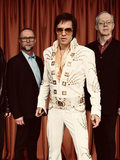 Band der Rolling Company mit Elvis-Performer vor rotem Bühnenvorhang beim Sommerfestival in Ligist. | © Alex Schwarz