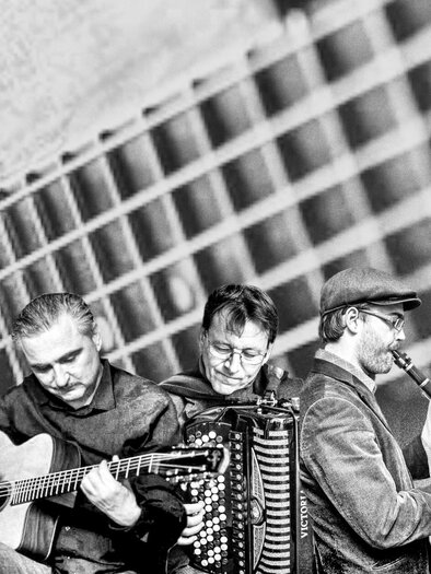 Band Gitan Esprit mit Gitarren, Akkordeon und Kontrabass im Schilcherhof in Ligist. | © Gitan Esprit