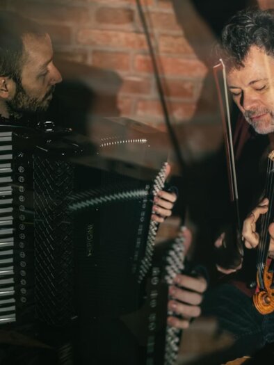 Musiker mit Akkordeon und Geige beim Sommerfestival mit Hauskultur im Schilcherhof in Ligist. | © Hauskultur