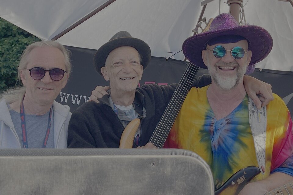 Drei Musiker der Band Purple Bluze mit Gitarren beim Sommerfestival im Schilcherhof in Ligist. | © Johanna Pojer