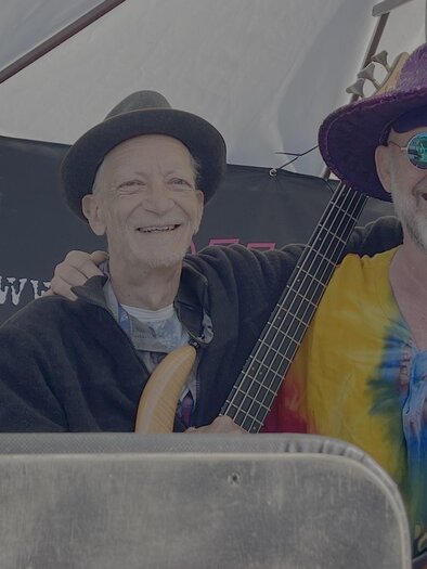 Drei Musiker der Band Purple Bluze mit Gitarren beim Sommerfestival im Schilcherhof in Ligist. | © Johanna Pojer