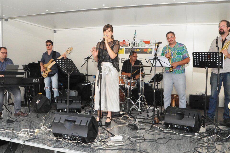 Band mit Sängerin Stella bei einem Sommerfestival auf der Bühne beim Schilcherhof in Ligist. | © Kleine Zeitung
