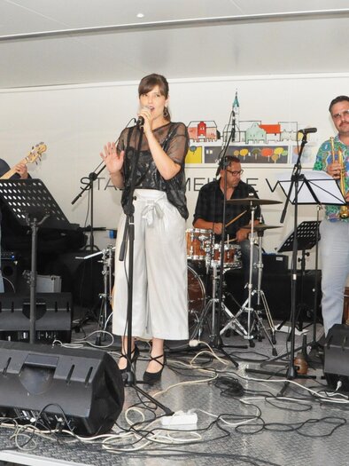 Band mit Sängerin Stella bei einem Sommerfestival auf der Bühne beim Schilcherhof in Ligist. | © Kleine Zeitung