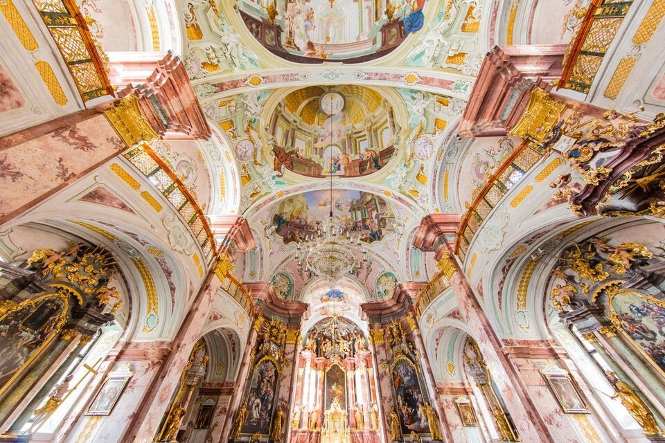 Blick durch das barocke Kirchenschiff zum Altarraum der Basilika Stift Rein mit Fresken und Altären. | © Stift Rein