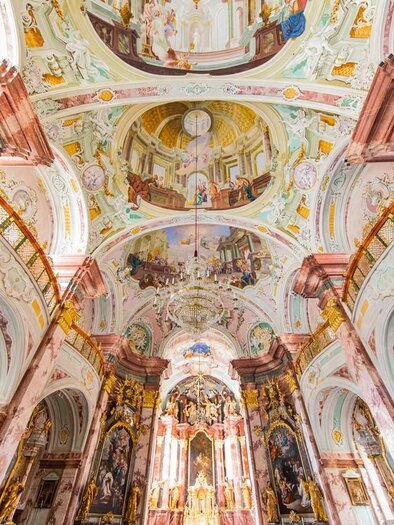 Blick durch das barocke Kirchenschiff zum Altarraum der Basilika Stift Rein mit Fresken und Altären. | © Stift Rein