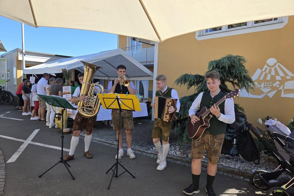 St. Anna'rer Herbst mit regionalen Schmankerln, musikalischer Umrahmung und herzlicher Begegnung. Zwischen Marktständen, Kulinarik und traditioneller Blasmusik genießen Besucherinnen und Besucher die goldene Jahreszeit in gemütlicher Atmosphäre mitten im Thermen- & Vulkanland. 🍂🎶🍇 | © Marktgemeinde St. Anna am Aigen