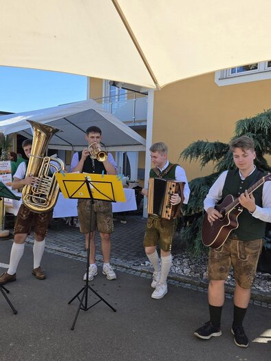 St. Anna'rer Herbst mit regionalen Schmankerln, musikalischer Umrahmung und herzlicher Begegnung. Zwischen Marktständen, Kulinarik und traditioneller Blasmusik genießen Besucherinnen und Besucher die goldene Jahreszeit in gemütlicher Atmosphäre mitten im Thermen- & Vulkanland. 🍂🎶🍇 | © Marktgemeinde St. Anna am Aigen