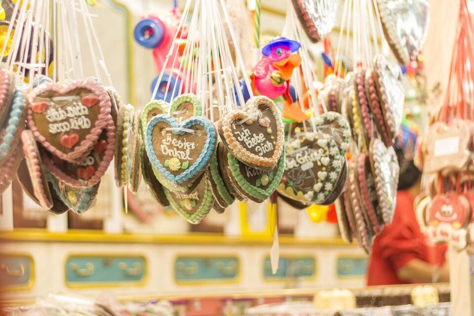 Bunte Lebkuchenherzen hängen an einer Stange. Sie haben verschiedene Grüße und sind eine beliebte Süßigkeit auf Festen. | © Marktgemeinde St. Michael i. d. Obersteiermark
