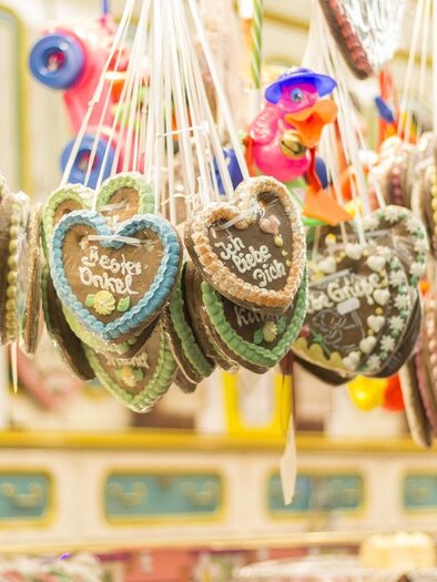 Colorful gingerbread hearts hang on a stick. They have different greetings and are a popular sweet at festivals. | © Marktgemeinde St. Michael i. d. Obersteiermark