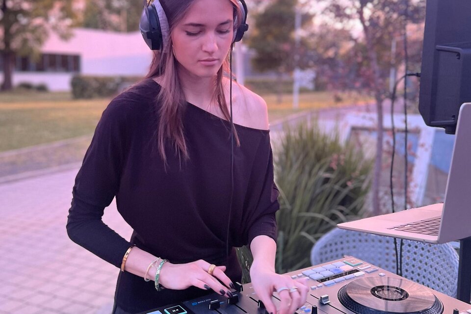 Eine DJane spielt Musik an einem Mischpult im Freien. Im Hintergrund sind einige Bäume und ein ruhiger Garten zu sehen. | © Kurkonditorei, Radkersburger Hof
