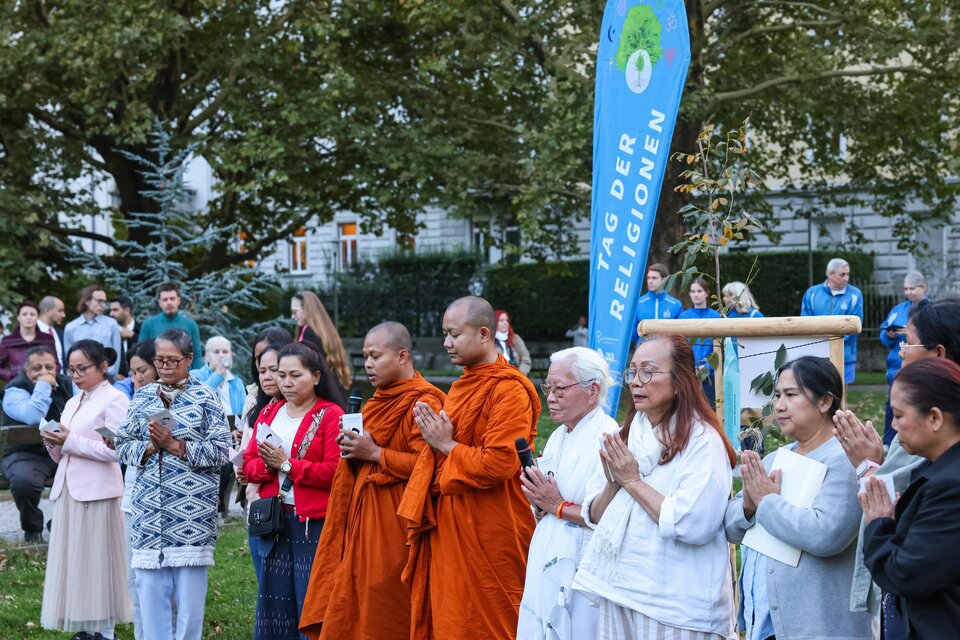 Buddhistische Mönche und Angehörige verschiedener Religionen bei einer gemeinsamen Feier in Graz. | © Gerd Neuhold