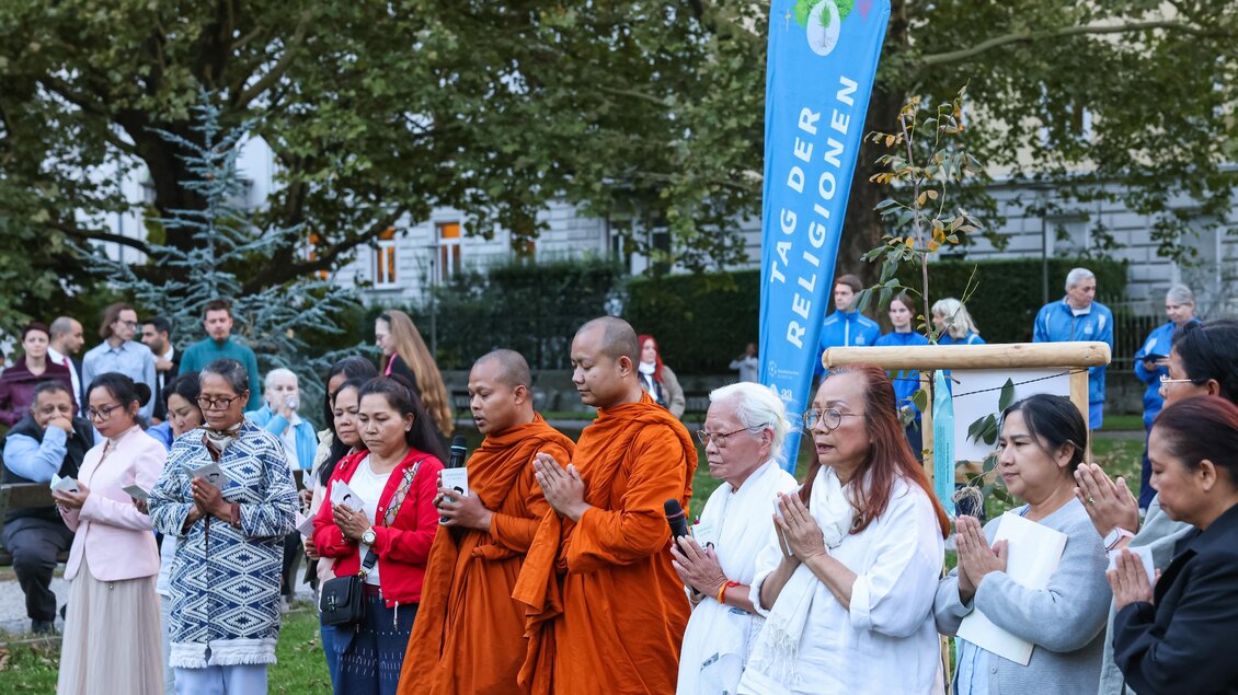 Buddhistische Mönche und Angehörige verschiedener Religionen bei einer gemeinsamen Feier in Graz. | © Gerd Neuhold