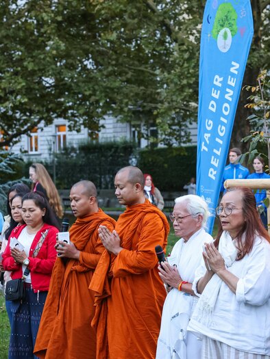 Buddhist monks and members of various religions at a joint celebration in Graz. | © Gerd Neuhold