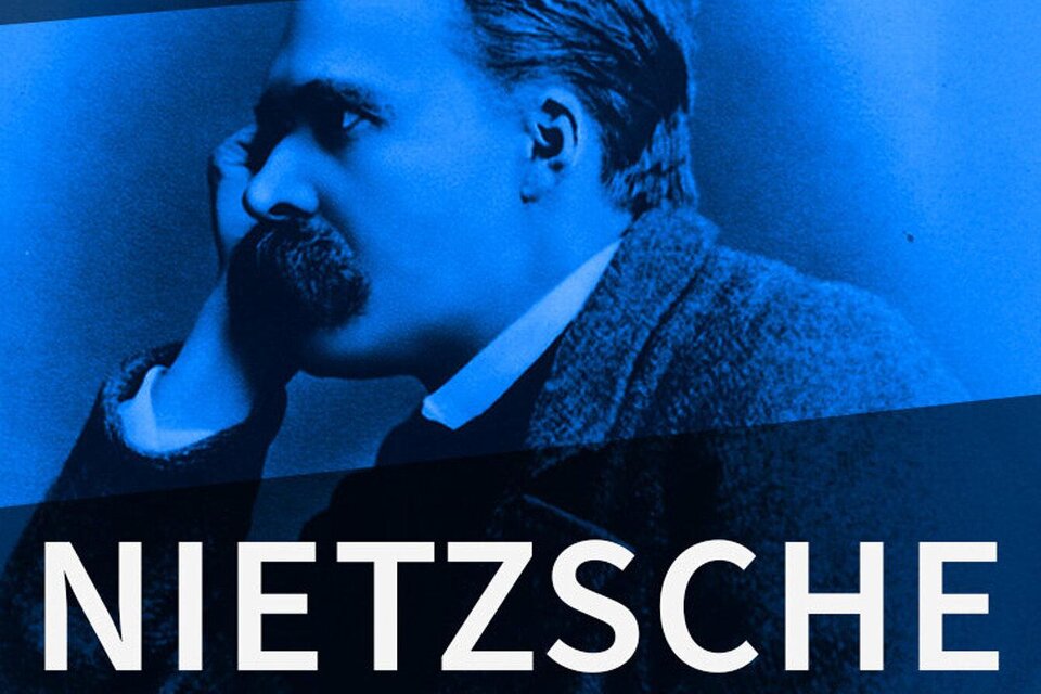 Blaues Porträt von Friedrich Nietzsche mit Schriftzug zum Stück „Ich bin Dynamit“ im Freilichtmuseum Stübing. | © Theater quatrat