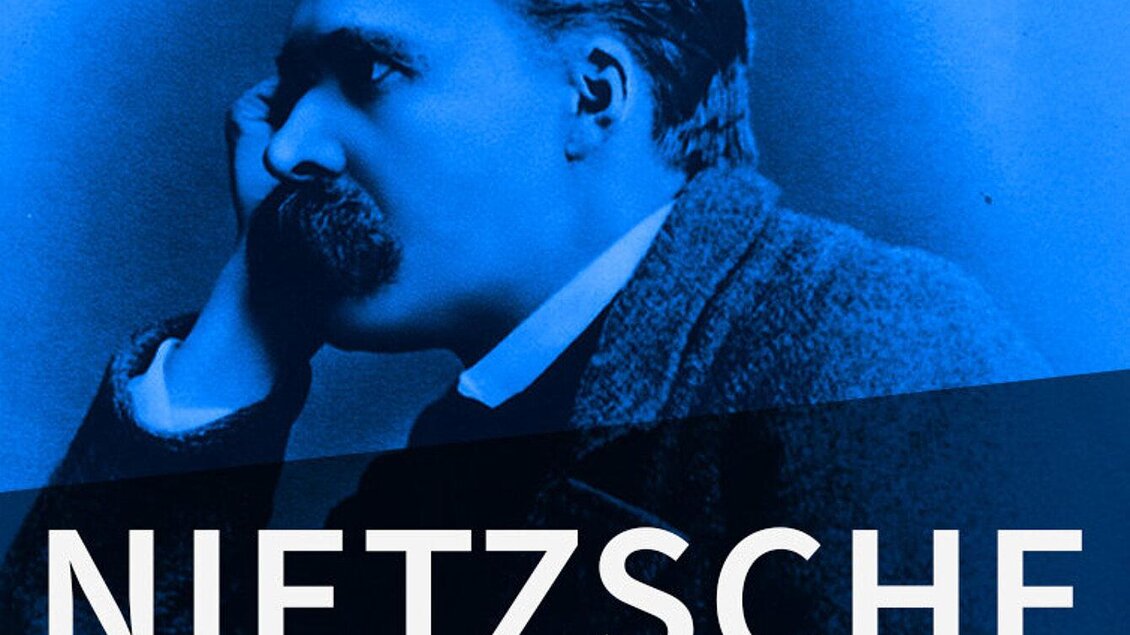 Blaues Porträt von Friedrich Nietzsche mit Schriftzug zum Stück „Ich bin Dynamit“ im Freilichtmuseum Stübing. | © Theater quatrat