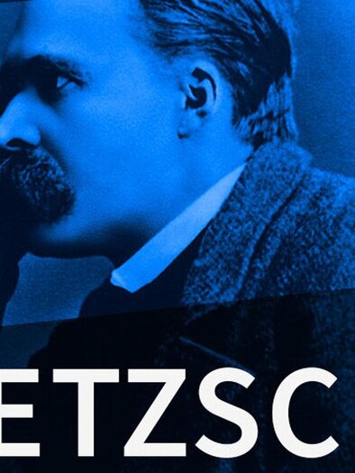 Blaues Porträt von Friedrich Nietzsche mit Schriftzug zum Stück „Ich bin Dynamit“ im Freilichtmuseum Stübing. | © Theater quatrat