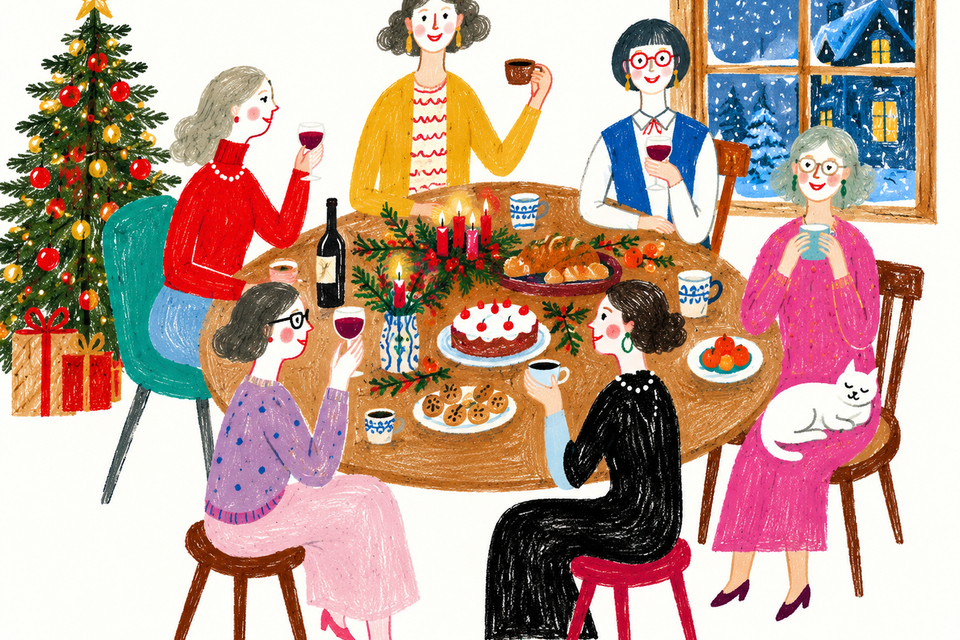 Bunte Zeichnung von sechs Frauen an einer weihnachtlich gedeckten Tafel mit Adventkranz, Torte und Getränken. | © ChatGPT-Christine Rotschädl