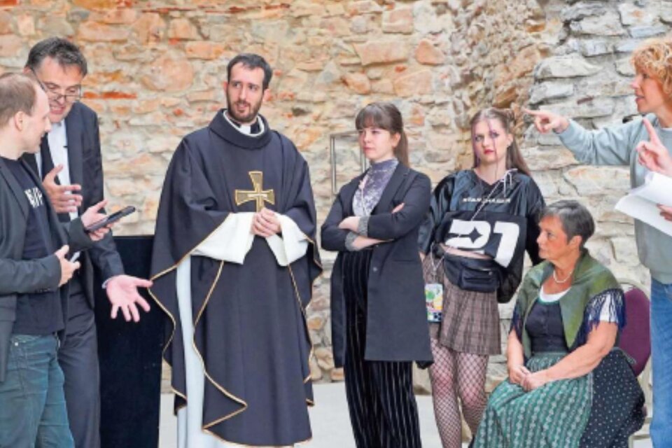 Ensemble der Komödie „Kalter weißer Mann“ bei einer Szene auf der Burgruine Obervoitsberg. | © Burghofspiele