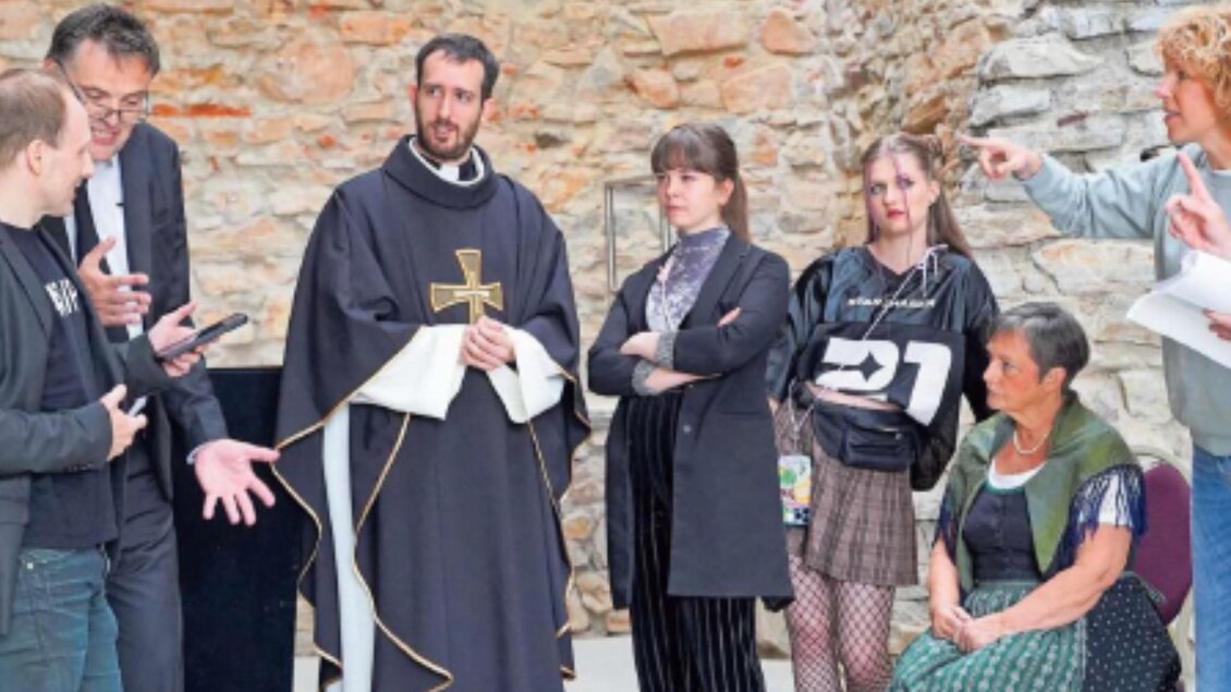 Ensemble der Komödie „Kalter weißer Mann“ bei einer Szene auf der Burgruine Obervoitsberg. | © Burghofspiele