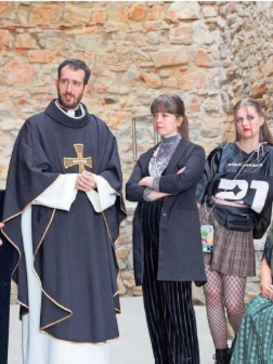 Ensemble der Komödie „Kalter weißer Mann“ bei einer Szene auf der Burgruine Obervoitsberg. | © Burghofspiele