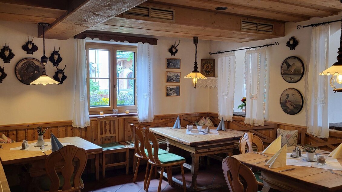 Der gemütliche Gasthof Berndl mit Holztischen und -stühlen. Die Wände sind mit dekorativen Tellern und Bildern geschmückt | © Tourismusverband Ausseerland Salzkammergut