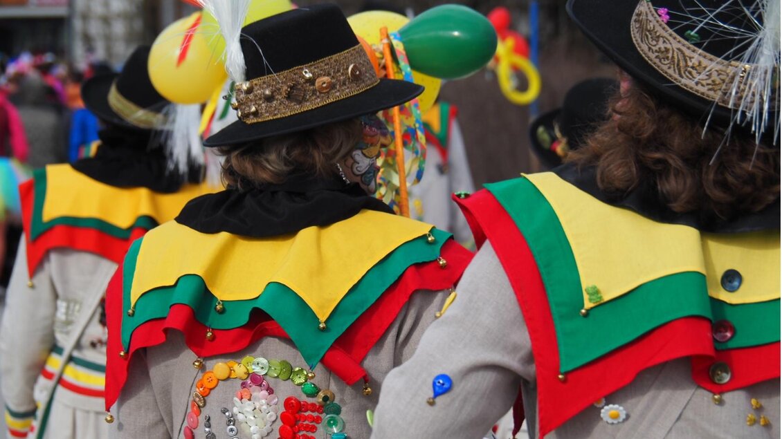 Die bunten Kostüme der Altausseer Knopferl, geschmückt mit lebhaften Farben und Verzierungen. Die Knopferl feiern im Ausseer Fasching ihren Paradiestag, und haben Spaß bei ihrem Festumzug. | © Theresa Schwaiger