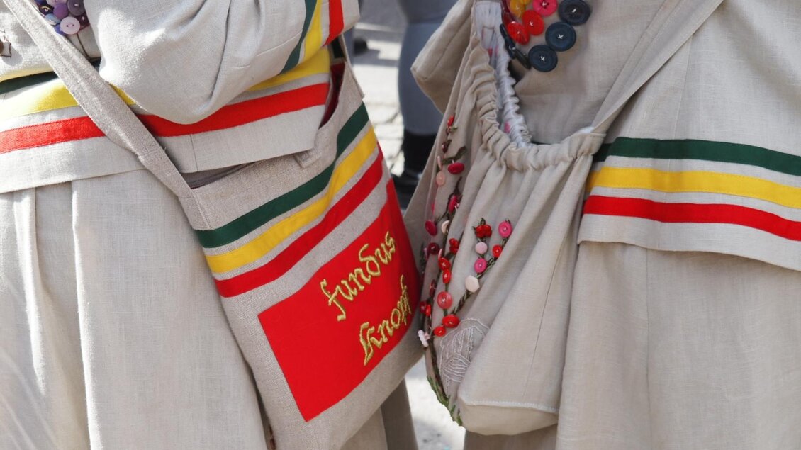 Die liebevoll bestickten Sackerl der Altausseer Knopferl. Ihre unverwechselbaren weißen Gewänder und die weißen Sackerl sind traditionell mit verschiedenen Knöpfen, und drei bunten Streifen in den Farben rot, gelb, und grün verziert. | © Theresa Schwaiger