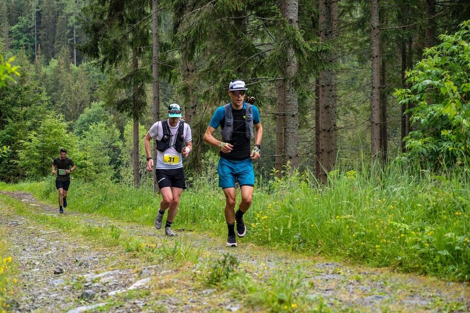 3 Läufer beim Lauf im Wald | © Jürgen Fröhlich - Grenzstaffellauf
