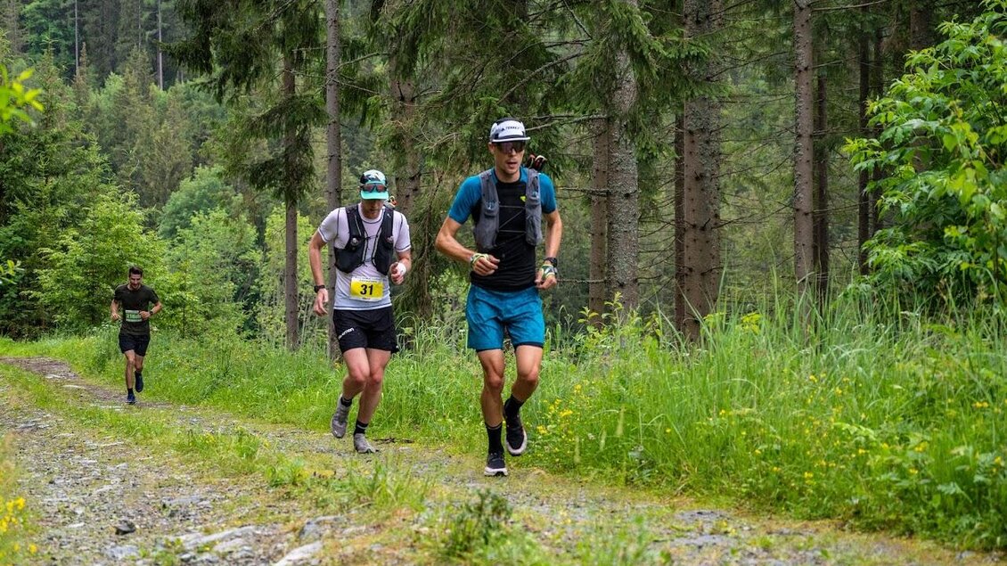 3 Läufer beim Lauf im Wald | © Jürgen Fröhlich - Grenzstaffellauf
