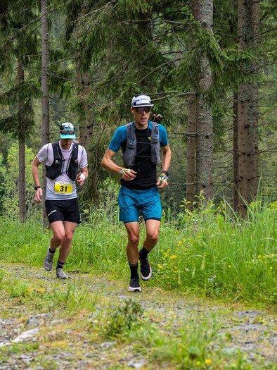 3 Läufer beim Lauf im Wald | © Jürgen Fröhlich - Grenzstaffellauf