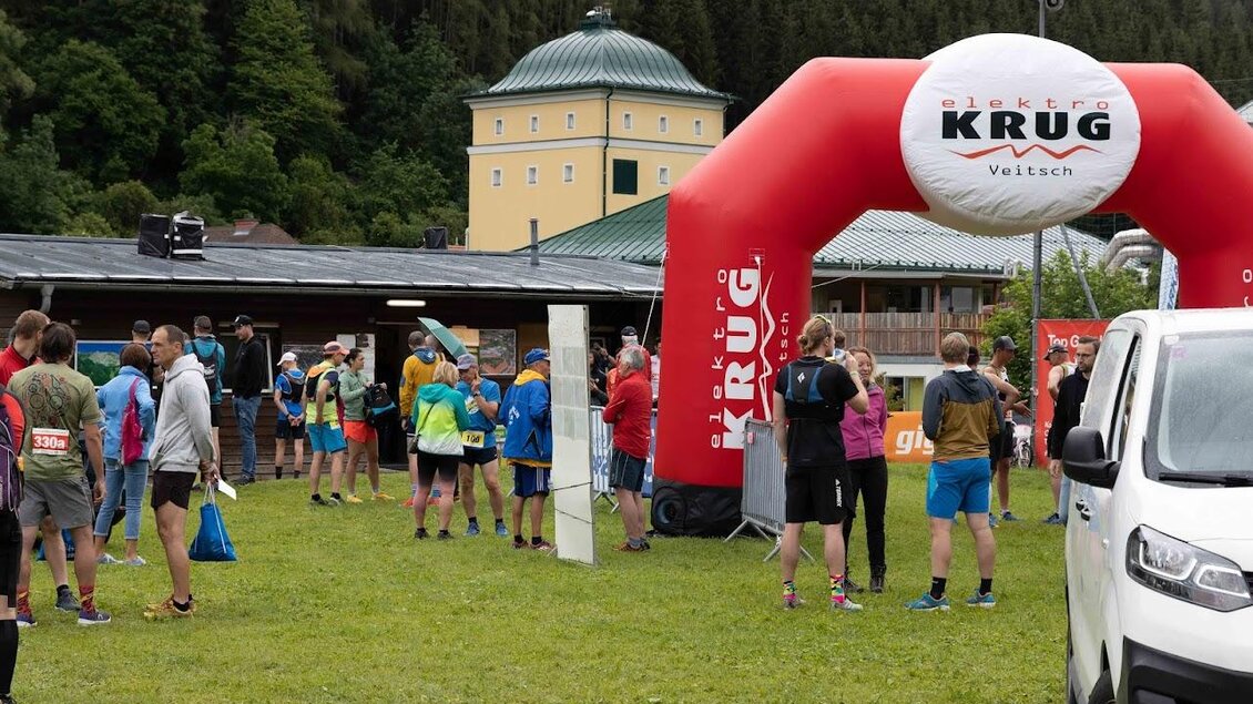 Besucher und Teilnehmer beim Grenzstaffellauf im Ort | © Andreas Bocek