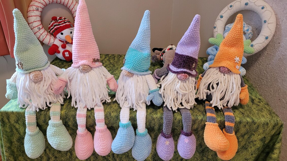Weihnachtswichtel als Kantenhocker mit verschiedenen Farben gefertigt.  | © Susanne Greiner