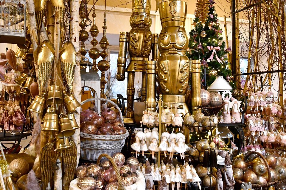 Ein festlich dekorierter Raum mit goldenen Weihnachtsornamenten und -figuren. Im Hintergrund steht ein geschmückter Weihnachtsbaum. | © Thermen- & Vulkanland