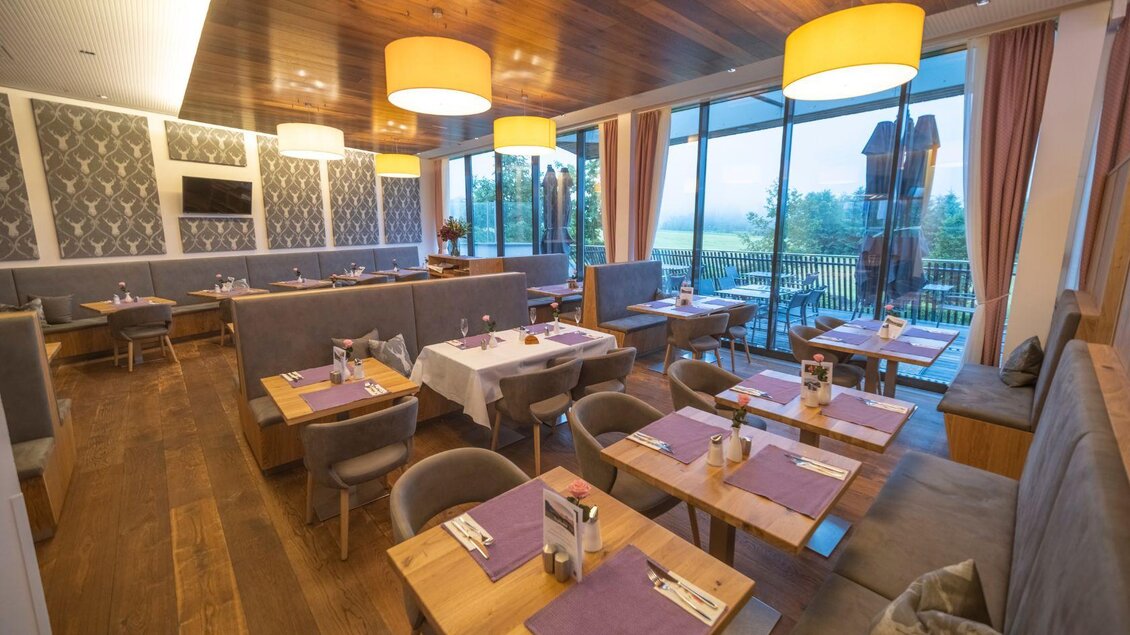 Tische im Narzissenrestaurant, Bad Aussee | © Narzissen Vital Resort, Bad Aussee