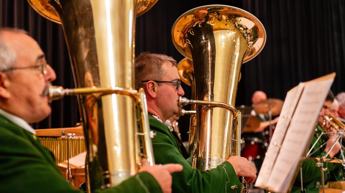 Eine Gruppe von Musikern spielt auf großen Tubas auf einer Bühne. Im Hintergrund sind weitere Instrumente sichtbar. | © David Stocker