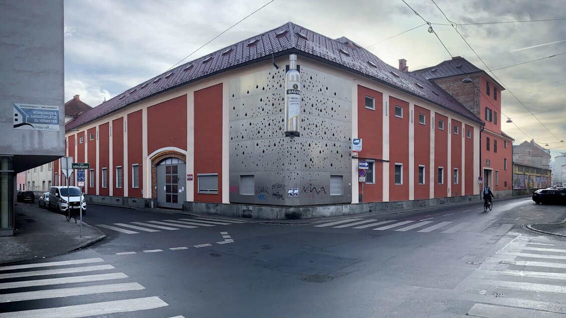 Außenansicht des Gebäudes in der Prankergasse 29-31 in Graz mit Plakat zur Ausstellung BAU beim Festival steirischer herbst. | © steirischer herbst-Martin Pelzmann