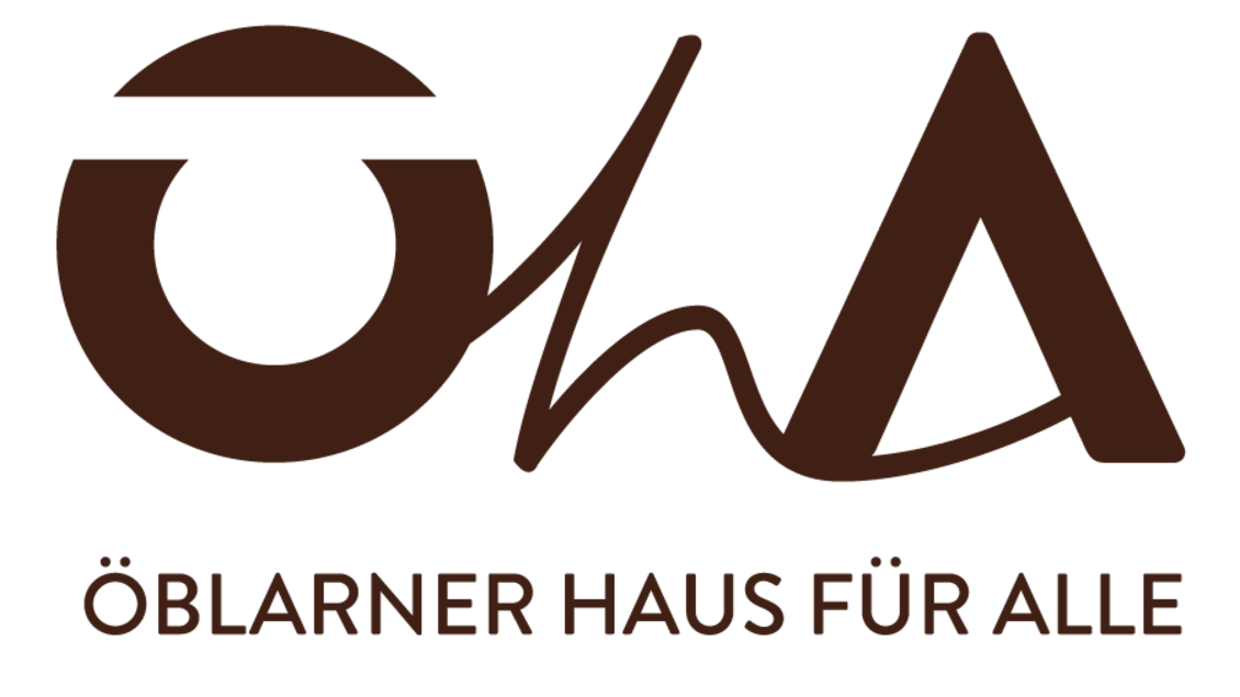 Ein einfaches, modernes Logo mit dem Text "Öblarner Haus für Alle". Die Farben sind braun und schwarz, und es zeigt kreative Schriftzüge. | © Marktgemeinde Öblarn