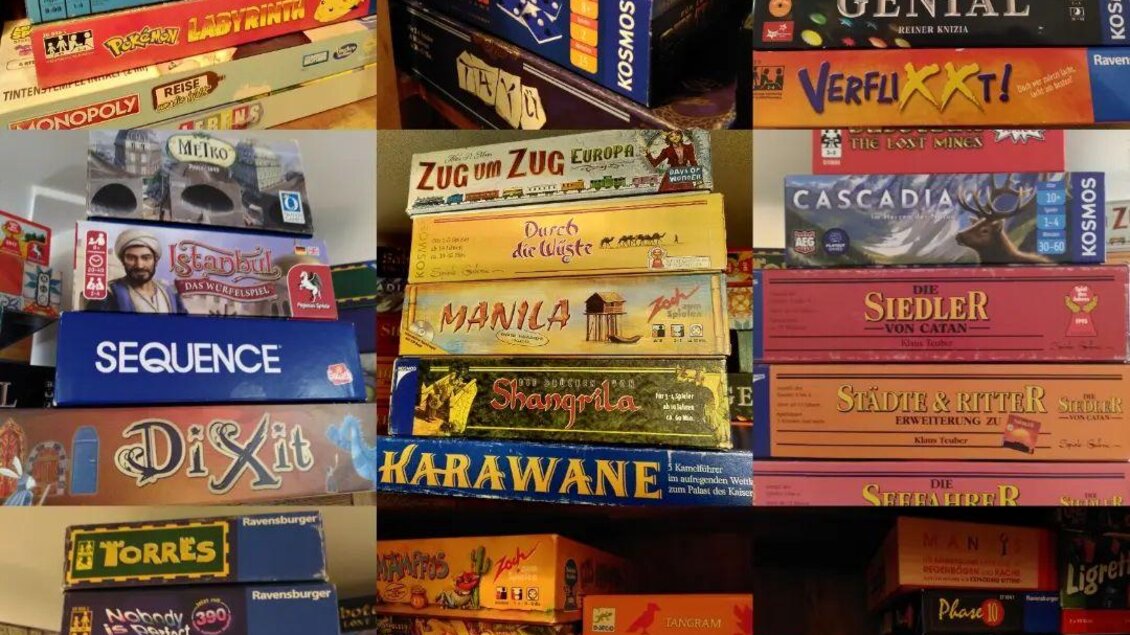 Eine Sammlung von Brettspielen in verschiedenen Größen und Farben. Die Spiele sind ordentlich gestapelt und zeigen Titel wie "Catan" und "Agricola". | © Andrea Seebacher Artisan
