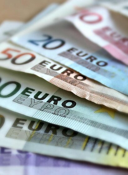 Ein Stapel von Eurobanknoten in verschiedenen Nennwerten. Die Sichtbaren Beträge sind 5, 20, 50, 100, 200 und 500 Euro. | © Pixabay
